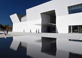 Se tarkoittaa, että tuotamme materiaalia tutkimuksen tuloksiin nojaten sekä tutkimme materiaalien vaikutuksia ja muokkaamme niitä tarpeen mukaan. Fumihiko Maki Completes White Granite Museum For Aga Khan Foundation