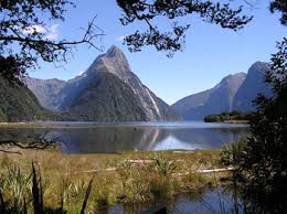 Låglandet har torrare och varmare temperaturer medan det tenderar att vara regnigare längre västerut. Nya Zeeland Reseportalen Nureseportalen Nu