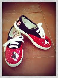 Zapatillas Pintadas Con Minnie Y Mickey Mouse Besandose Detalle Topitos En Blanco Y El Nombre De Paula En La Parte De D Painted Shoes Fashion Shoes Shoe Boots
