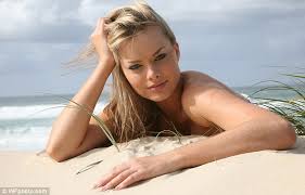 Although robbie was a fan of ice hockey from an early age, the balmy climate of her australian hometown margot robbie first gained prominence in her home country after joining the cast of the. Margot Robbie Poses For Cheesy Photo Shoot At 17 Before Wolf Of Wall Street Makeover Daily Mail Online