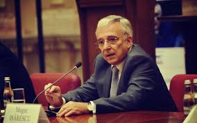 Constantin mugurel isarescu este guvernatorul bancii nationale a romaniei, functie pe care o detine din 1990. Cine E Mugur IsÄƒrescu È™i De CaÈ›i Ani Conduce Bnr Mandatul SÄƒu Pe Final