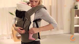 Gerade in den ersten monaten benötigt das baby starken halt für die wirbelsäule, den kopf und nacken. Ergobaby Neugeborenen Einsatz Anleitung Fur 3 Monate Alte Babys Bei Babyzeiten Youtube