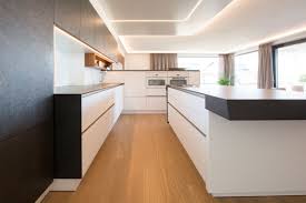 eine lichtplanung in der kuche von illumina mit led spots und lichtleisten led kitchenled dreamkitchen kuche bele lichtplanung stuckleisten treppenlicht