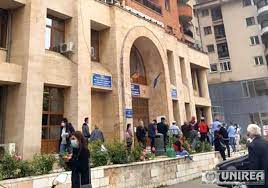 Lucian nicolae barboş a fost numit director la direcţia publică comunitară de evidenţă a persoanelor alba. Foto Zeci De Oameni La CoadÄƒ La EvidenÈ›a PopulaÈ›iei È™i Permise De Conducere Alba Iulia Culoar Special Pentru Accesul In ClÄƒdire Ziarul Unirea