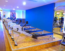 L Espace Rameurs De La Salle De Sport Fitness Park La Defense Dans Une Ambiance Bleue Salle De Sport Fitness Salle De Sport Fitness Park