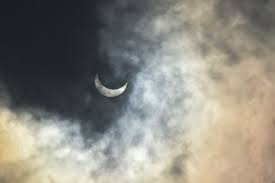 Dengan demikian, ketika fenomena ini terjadi anda dapat merasakan sensasi gelap gulita meskipun hari masih pagi, siang maupun sore. Meski Mendung Warga Sempat Nikmati Gerhana Matahari Cincin Di Bosscha Lembang Halaman All Kompas Com