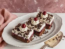 Schwarzwalder Kirschtorte Vom Blech Einfach Und Lecker Die Besten Backrezepte Mit Gelinggarantie Rezept Kuchen Und Torten Rezepte Einfach Backen Backrezepte