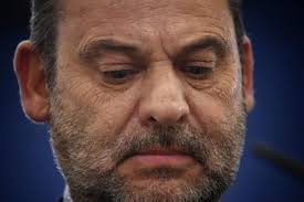 Testigos afirman que Ábalos se echó a llorar en el patio del Tribunal  Supremo cuando, mientras había salido a fumar, le comunicaron la decisión  del juez de decretar para él prisión sin