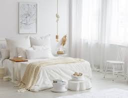 Exemple d'une chambre tendance avec un mur beige, un sol en bois clair et un sol beige. Deco Doree Nos Indispensables Pour Un Interieur Qui Brille En 2021