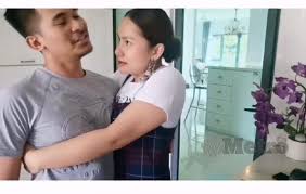 Beliau mengikat kontrak rakaman bersama nar records pada 1997 dan telah menerbitkan 4 album studio solo. Elly Mazlein Mengandung Metrotv