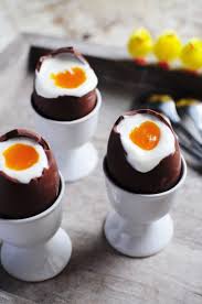 Oeufs A La Coque En Chocolat Fromage Blanc Et Coulis D Abricots Blog De Cuisine Creative Recettes Popotte De Manue Coque En Chocolat Oeufs En Chocolat Dessert Paques