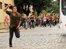 Resultado de imagem para PESSOAS CORRENDO COM MEDO