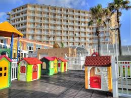 Confortáveis apartamentos localizados na beira da praia, realmente com pé na areia, na praia mais bonita de florianópolis! Caribetraveltour Entremares Biobalneario Marino