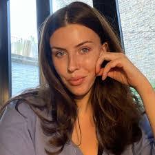 Jessica Knox's Instagram, Twitter & Facebook