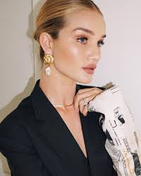 Wir liefern euch tolle inspiration und tipps rund um frisuren für feines haar. Krauses Haar Die Trick Frisur Bei Regen Vogue Germany