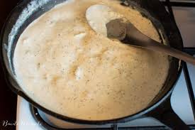 Se unge tava cu margarina, se intinde continutul , se adauga deasupra , ciupercile feliate, rosiile taiate feliute, cascavalul ras si se introduce la cuptor. Tortellini Cu Sos Alb Gata In 15 Minute Bucate Aromate