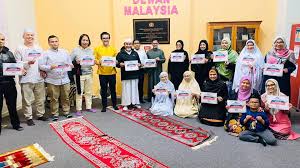 Namun, sejurus nama beliau diumumkan, hampir separuh perwakilan mem'boo nama beliau kerana mereka dikatakan lebih memihak kepada seorang lagi calon dalam pada itu, ahli dewan undangan negeri (adun) gombak setia hilman idham telah diumum sebagai timbalan ketua amk yang baharu. Consulate General Of Malaysia Melbourne à¤ª à¤¸ à¤Ÿà¤¹à¤° Facebook