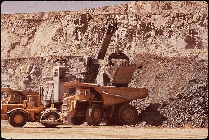 THE DUVAL CORP.'S SIERRITA MINE. THE OPEN PIT MINE IS 300… — PICRYL - Public Domain Media Search Engine