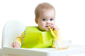 Infatti, riesce a star seduto da solo senza appoggio per lunghi periodi con testa e schiena erette. Lo Svezzamento E L Alimentazione Nel Primo Anno Di Vita Amico Pediatra