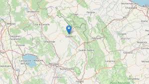 La medaglia terremoto umbria marche è appesa ad un nastro di colore verde con ai lati, in verticale, due pali rossi e all'interno, due pali verticali bianchi intervallati dallo sfondo verde. Emxwjevoyd6jxm