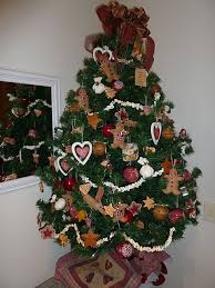 Gingerbread house designs gingerbread house parties gingerbread decorations christmas gingerbread house gingerbread man gingerbread cookies. Gingerbreadmen Themed Christmas Tree Gingerbread Christmas Tree Gingerbread Themed Christmas Tree Gingerbread Christmas Decor