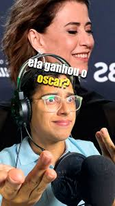 vocês pediram e eu fiz a Fernanda Torres no The Sims 4 pegando o Oscar dela  kkkkkkk (completo no YT)