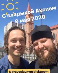 So sachalinským pravoslávnym biskupom Axijom 9 mája 2020 pred našim chrámom 