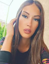 EVO ŠTA MOŽETE DOBITI ZA 100, A ŠTA ZA 450 EVRA! Sandra Meduza se  izoperisala DO NEPREPOZNATLJIVOSTI, a njen CENOVNIK za prodaju intime ŠOKIRA