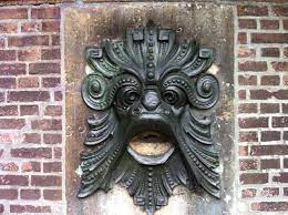 fraaie oude gevelsteen in oldenzaal stenen antiek tegels