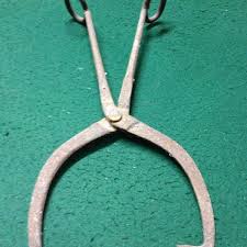 The tongs have an oval cross section shape. Best Antique Cast Iron Block Ice Tongs For Sale