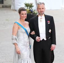 Behn, the author of several novels and plays, married princess martha louise in 2002 but the couple. Ari Behn Selbstmord An Weihnachten Norwegens Prinzessin Martha Louise Trauert Royals Bild De