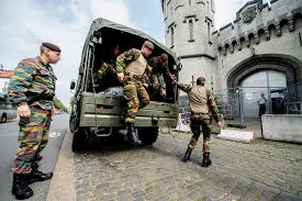 In belgien muss ein bekannter virologe in sicherheit gebracht werden, weil er großfahndung in belgienbewaffneter soldat bedroht virologen. Belgiens Armee Am Limit