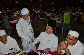Selain daripada majlis makan malam dan mesyuarat suruhanjaya perkhidmatan pelajaran bilangan 1055 yang bakal berlangsung esok, kehadiran kami di sini juga untuk 11. Majlis Makan Malam Serlah Muafakat Pas Umno Berita Parti Islam Se Malaysia Pas