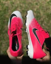 Laces pendek dan terletak desentralisasi. Kasut Bola Nike Mercurial Vapor Xi Pink Kasut Bola Sepak Facebook
