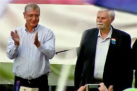 Gyurcsány ferenc egyike azon hazai politikusoknak, akik még hosszú évek múltán is képesek új oldalról „megörvendeztetni a közönséget. A 2006 Os Tomegveres Utan Gyurcsany Lazadasrol Almodozik Pecsma Hu