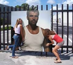 турецкий актер мехмет акиф алакурт и его жена фото Sojti S Uma Chestno Govorya Est Ot Chego Vysokij Rost Aktera Pochti 2 Metra Podtyanutyj S Legkoj Shetinoj Na Shekah Modelnye Agentstva