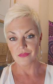 COMMENT with your favorite grandma look below! ⬇️