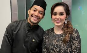 Pernah mendirikan rumahtangga bersama mohd izat abd. Raysha Rizrose Mohd Fariz Iskandar