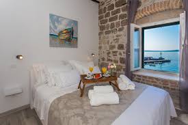 I letti a castello rappresentano una soluzione divertente e facile da usare quando si ha poco spazio a disposizione e la scelta perfetta se i tuoi bambini devono condividere la stessa stanza. Seafront Apartment In Historical Cippico Castle Kastela Castelli Prezzi Aggiornati Per Il 2021