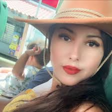 Nuevamente les pido de favor me ayuden a quitar la hoja del rostro de mi  mamá y poner más clara la foto . 🙏🙏🙏 Deseo imprimir la foto y tenerla  conmigo. El