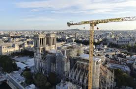 Der umweltschutzorganisation zufolge war es den aktivisten aus frankreich, deutschland und mehreren. Greenpeace Aktion In Frankreich Aktivisten Klettern Auf Kran An Notre Dame Baustelle Politik Stuttgarter Zeitung