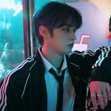 HAPPY ONE YEAR TO MANIAC ERA LEE KNOW 💜 . #leeknow #straykids