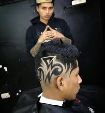 Con los peinados de pelo corto para hombres, es muy común que cuando se hable de peinados y estilos de cabellos los chicos sean dejados de lado, este se debe principalmente a que es el cabello de las chicas el que más suele resaltar o tener más importancia para las mismas. Los Mejores Cortes De Pelo Para Hombre Primavera Verano 2021 Peinados 2021
