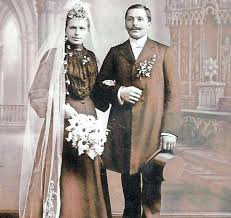 Erst um 1794/1795 entwickelte sich die gräcisierende mode der hohen taillen, die für das directoire und empire typisch ist. Getraut In Gehrock Und Schwarzem Kleid