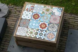 Schoner Mediterraner Beistelltisch Fur Einen Mediterranen Garten Mit Den Richtigen Fliesen Kann Man Sowas Gan Diy Garden Table Garden Table Tiled Coffee Table