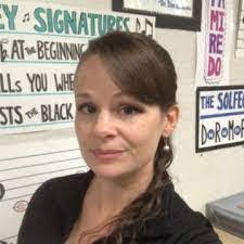 Roxanne Bratcher's Instagram, Twitter & Facebook