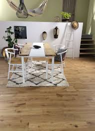 Le Sol De Cette Salle A Manger Au Parti Pris Deco Ethnique Est Revetu D Un Parquet En Chene Naturel La Piece Tapis Tribal Deco Ethnique Decoration Interieure