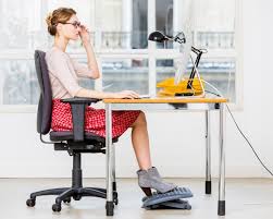 Loc De Munca Nou 5 Greseli Care Ti Pun In Pericol Viitorul Sitting Posture Desk Essentials Proper Sitting Posture