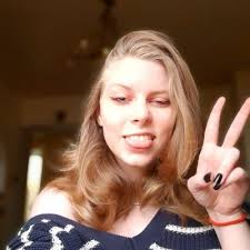 Maia Young (@QueenieArts)