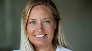 Hon tipsar semestrande barnfamiljer från hemmet